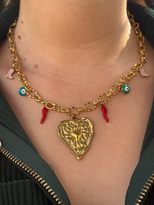 Collier en acier inoxydable doré avec 7 charms (coeur, piment rouge, oeil, bottes cowboy roses)